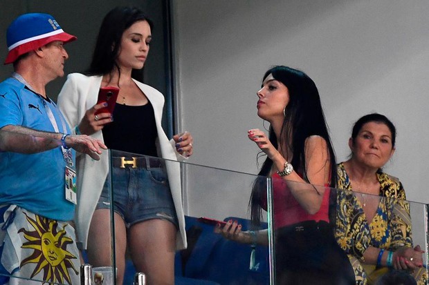 Georgina mặc áo trễ nải khoe khéo vòng một, buồn bã chứng kiến Ronaldo chia tay World Cup 2018 - Ảnh 2.