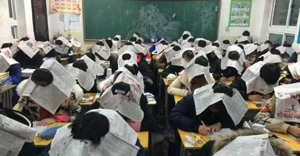 Năm nay, học sinh Trung Quốc gian lận bằng cục tẩy có màn hình, tai nghe bluetooth bé bằng hạt đậu và nhiều thứ khác nữa - Ảnh 10.