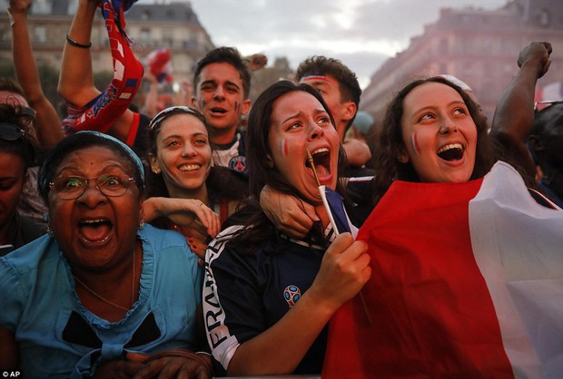 Dân Pháp đi bão mừng vé vào chung kết World Cup 2018 - Ảnh 2.