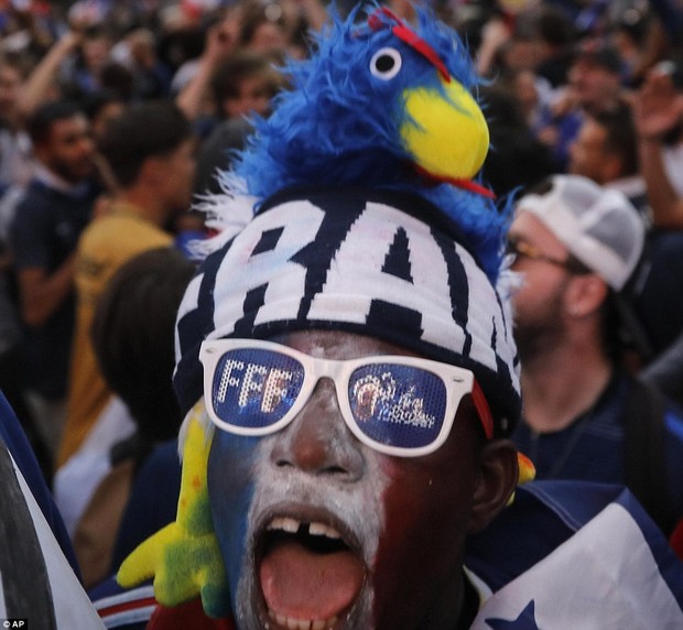 Mừng đội nhà vào chung kết World Cup, người dân Pháp liền đổ ra đường đi bão thâu đêm - Ảnh 6.