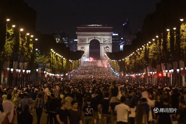 Mừng đội nhà vào chung kết World Cup, người dân Pháp liền đổ ra đường đi bão thâu đêm - Ảnh 2.
