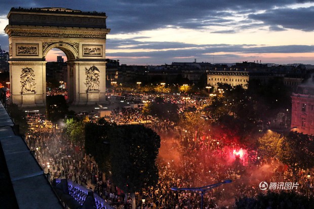 Mừng đội nhà vào chung kết World Cup, người dân Pháp liền đổ ra đường đi bão thâu đêm - Ảnh 8.