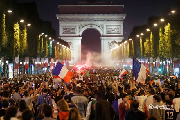 Mừng đội nhà vào chung kết World Cup, người dân Pháp liền đổ ra đường đi bão thâu đêm - Ảnh 11.