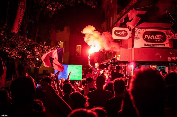 Mừng đội nhà vào chung kết World Cup, người dân Pháp liền đổ ra đường đi bão thâu đêm - Ảnh 13.
