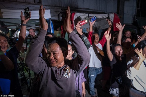 Video, Ảnh: Thái Lan mở tiệc xuyên đêm mừng chiến dịch giải cứu đội bóng nhí - Ảnh 5.