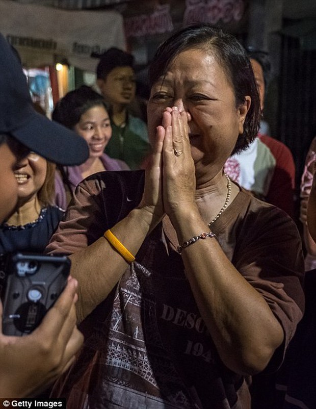 Video, Ảnh: Thái Lan mở tiệc xuyên đêm mừng chiến dịch giải cứu đội bóng nhí - Ảnh 6.