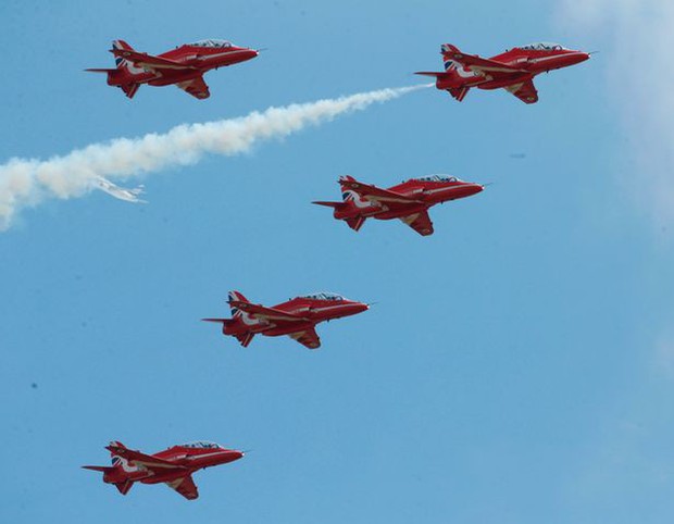 Các phi công Anh xếp chữ Its coming home khổng lồ trên bầu trời để cổ vũ đội nhà đá trận bán kết World Cup - Ảnh 7.