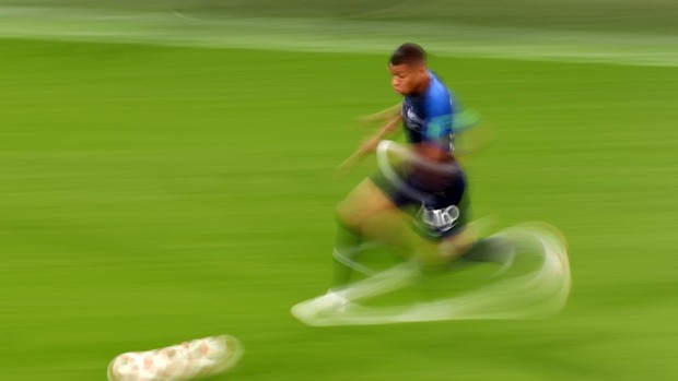 Mbappe lại lăn lộn ăn vạ giống Neymar trong trận Pháp - Bỉ - Ảnh 2.