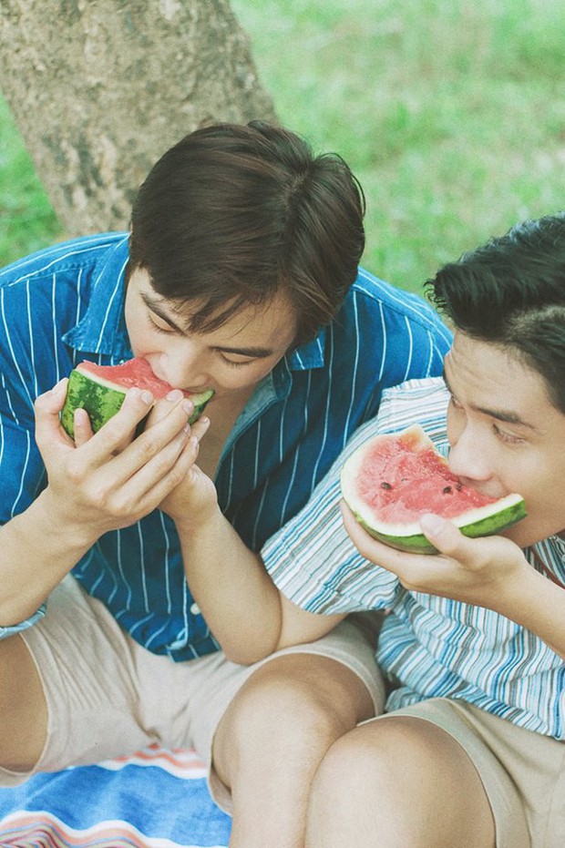 Mùa hè rực rỡ, dịu êm và rất tình của hai chàng trai trong bộ ảnh Theo anh về nhà - Ảnh 3. Mùa hè rực rỡ, dịu êm và rất “tình” của hai chàng trai trong bộ ảnh “Theo anh về nhà” Mùa hè rực rỡ, dịu êm và rất tình của hai chàng trai trong bộ ảnh Theo anh về nhà - Ảnh 3. Mùa hè rực rỡ, dịu êm và rất “tình” của hai chàng trai trong bộ ảnh “Theo anh về nhà”
