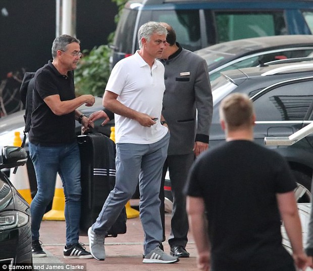 Mourinho trở lại Manchester, chuẩn bị cho mùa giải mới  - Ảnh 2.