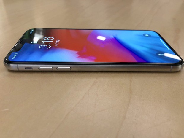 Đây là chiếc iPhone X viền thép xước có một không hai, được gia công bằng... xốp rửa bát - Ảnh 4.
