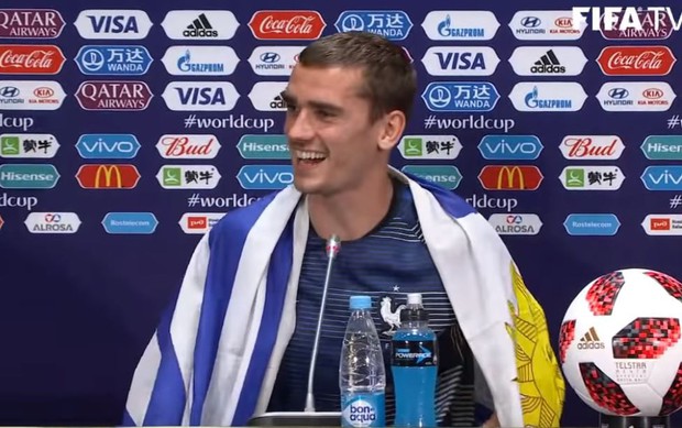 Tại sao Griezmann khoác cờ Uruguay khi vô địch World Cup 2018? - Ảnh 2. Tại sao Griezmann khoác cờ Uruguay khi vô địch World Cup 2018? - Ảnh 2.