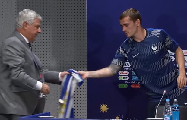 Tại sao Griezmann khoác cờ Uruguay khi vô địch World Cup 2018? - Ảnh 1. Tại sao Griezmann khoác cờ Uruguay khi vô địch World Cup 2018? - Ảnh 1.