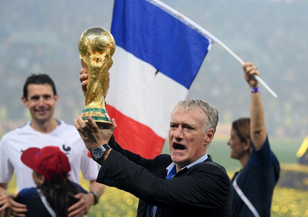 Khoảnh khắc lịch sử: Dàn sao đội tuyển Pháp thay nhau hôn Cúp vàng thế giới - Ảnh 2.