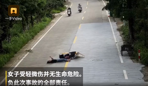 Trung Quốc: Tai nạn ngã sấp mặt, cô gái vẫn tiếp tục nằm giữa đường nghịch điện thoại - Ảnh 4.