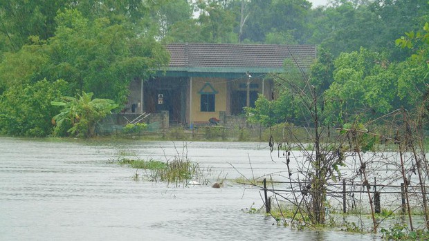 Hàng trăm hộ dân ở Hà Tĩnh bị cô lập, đường lên cửa khẩu Cầu Treo bị sạt lở nghiêm trọng do ảnh hưởng bão Sơn Tinh - Ảnh 1.