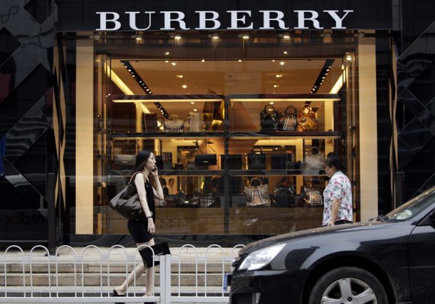 Burberry thiêu hủy 857 tỷ đồng hàng tồn, và điều này xảy ra hàng năm để ngăn hàng hoá không bị tuồn ra chợ xám - Ảnh 2.