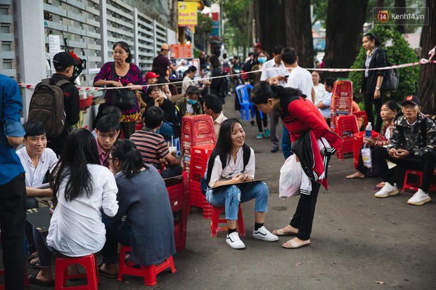 Lâu lắm rồi mới được chứng kiến một kỳ thi đại học đúng nghĩa: Cha mẹ tay xách nách mang vượt hàng trăm cây số đưa con lên thành phố dự thi - Ảnh 8.
