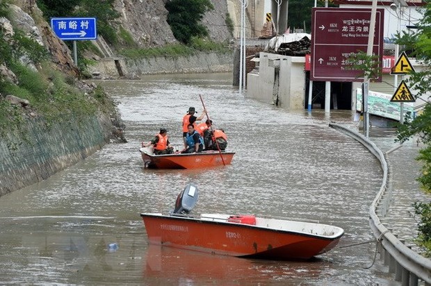 Trung Quốc: Hơn 50 người thương vong do mưa lớn và lũ quét - Ảnh 1.
