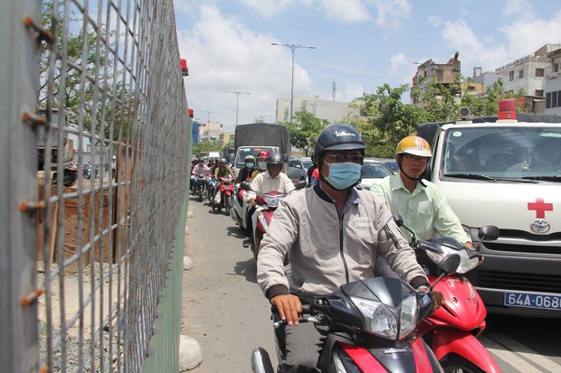 Đại lộ dài 300 năm ở Sài Gòn bị sụt lún, giao thông trục Đông - Tây bị phong tỏa nhiều giờ - Ảnh 4.