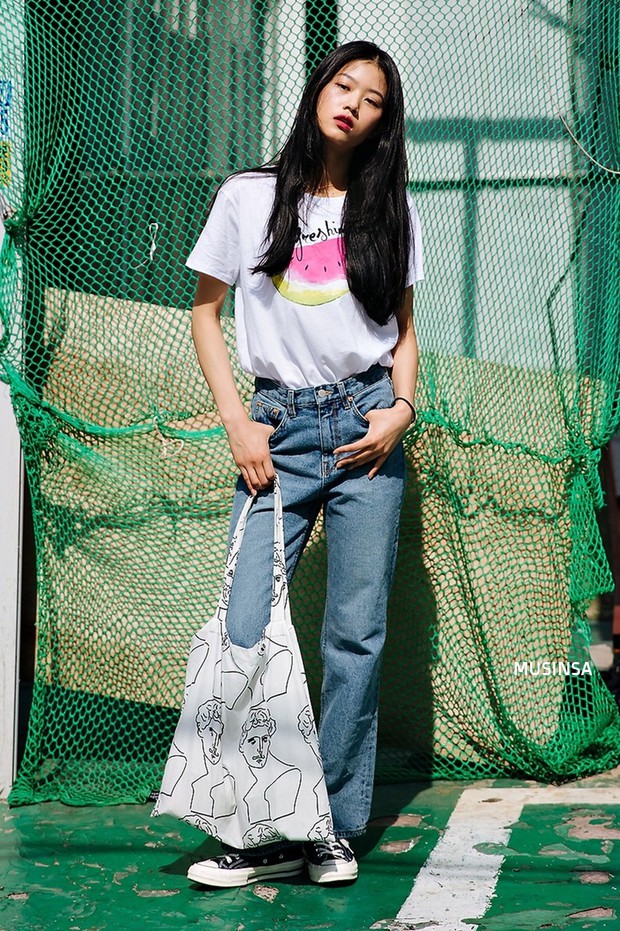 Street style ngập tràn áo phông đẹp hết nấc của giới trẻ Hàn tuần qua chứng minh đây luôn là item số 1 của mùa hè - Ảnh 4.