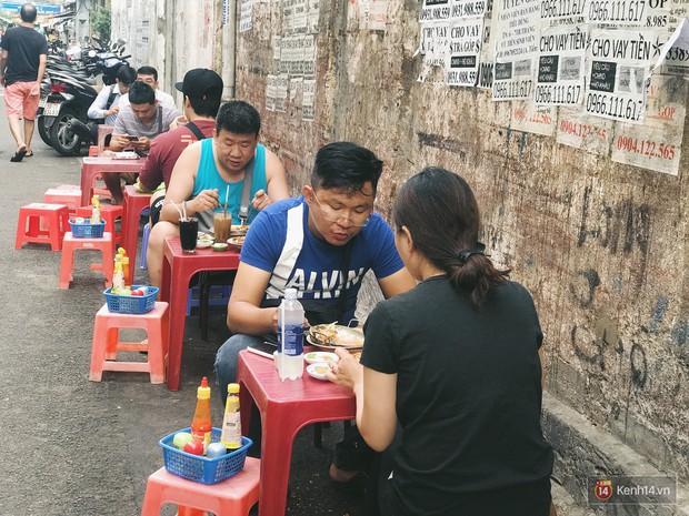 Tìm về hương vị ẩm thực truyền thống Sài Gòn ở tiệm bánh mì chảo 60 năm tuổi - Ảnh 6.