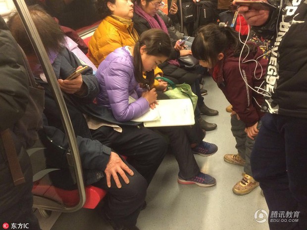 Hình ảnh nữ sinh Trung Quốc cặm cụi học bài trên tàu điện ngầm: Còn nơi nào áp lực học tập nặng nề hơn quốc gia này không? - Ảnh 1.