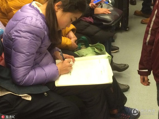 Hình ảnh nữ sinh Trung Quốc cặm cụi học bài trên tàu điện ngầm: Còn nơi nào áp lực học tập nặng nề hơn quốc gia này không? - Ảnh 2.