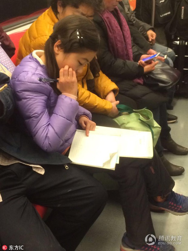 Hình ảnh nữ sinh Trung Quốc cặm cụi học bài trên tàu điện ngầm: Còn nơi nào áp lực học tập nặng nề hơn quốc gia này không? - Ảnh 3.