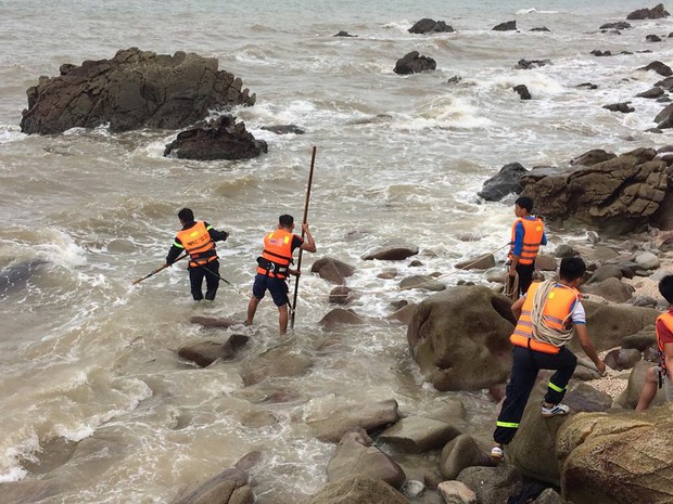Thanh Hóa: Nhóm khách tắm biển đúng dịp mưa bão, 2 người chết và mất tích - Ảnh 1.