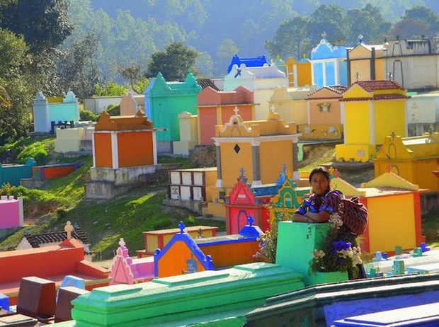 Ở Guatemala có những ngôi mộ được sơn đủ mọi gam màu sặc sỡ để tôn vinh người đã mất - Ảnh 11.