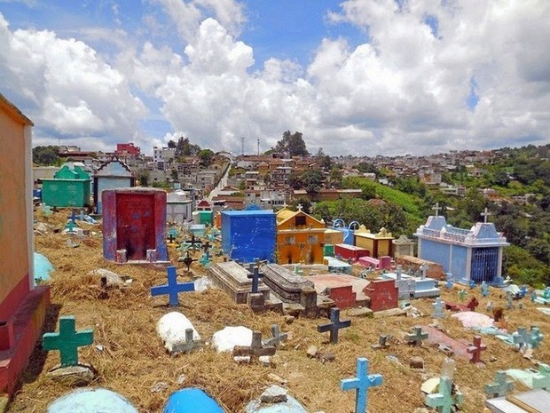 Ở Guatemala có những ngôi mộ được sơn đủ mọi gam màu sặc sỡ để tôn vinh người đã mất - Ảnh 9.