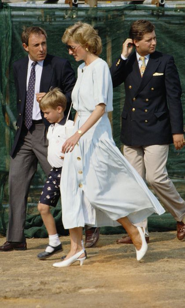 4 mẫu giày cao gót được Công nương Diana lăng xê từ 20 năm trước, đến nay vẫn hot bất chấp mọi thời đại - Ảnh 3.