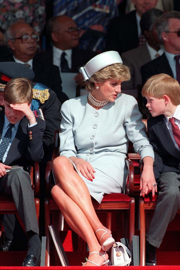 4 mẫu giày cao gót được Công nương Diana lăng xê từ 20 năm trước, đến nay vẫn hot bất chấp mọi thời đại - Ảnh 25.