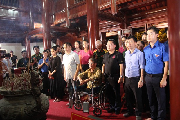 Hơn 11.000 ngọn nến được thắp tri ân các anh hùng, liệt sỹ tại Nghĩa trang Việt Lào - Ảnh 1.
