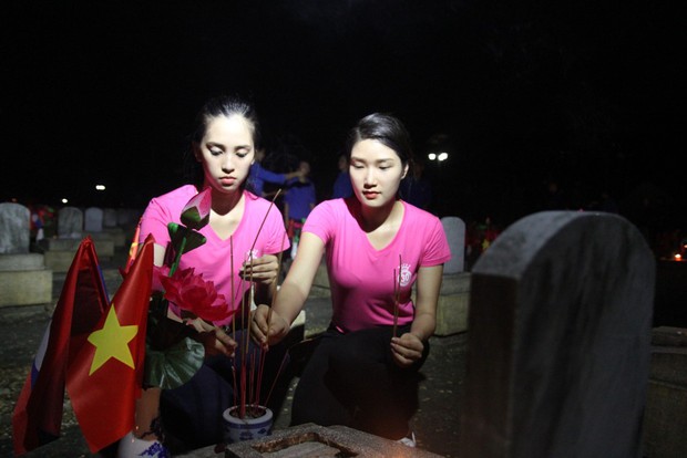 Hơn 11.000 ngọn nến được thắp tri ân các anh hùng, liệt sỹ tại Nghĩa trang Việt Lào - Ảnh 8.