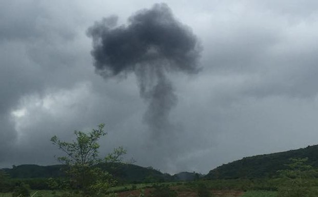 Máy bay Su-22 rơi ở Nghệ An, đưa thi thể 2 phi công rời khỏi hiện trường - Ảnh 1.