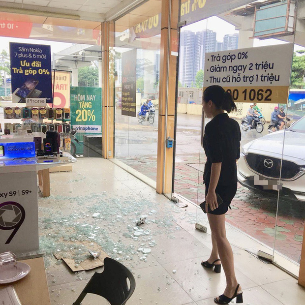 Hà Nội: Nữ tài xế lái xe đâm vỡ nát cửa kính một cửa hàng điện thoại lớn tại Cầu Giấy - Ảnh 2.