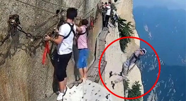 Đang đi trên vách núi nguy hiểm bậc nhất thế giới, người đàn ông đột nhiên tháo dây an toàn rồi nhảy xuống vực - Ảnh 3.