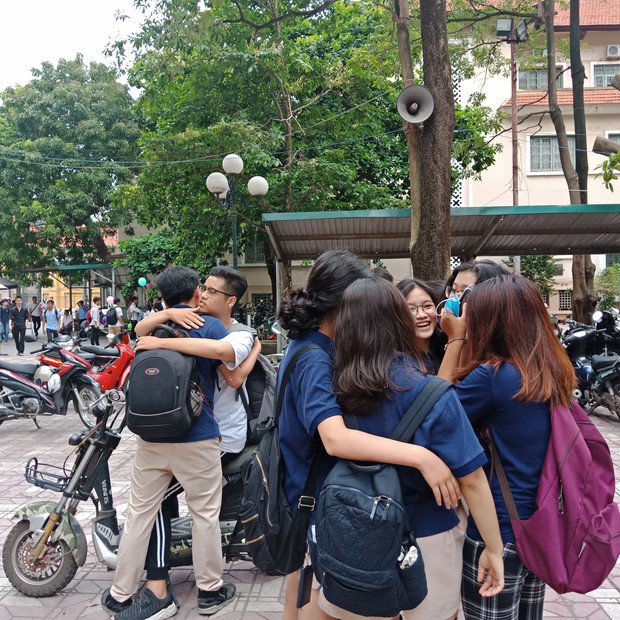 Trường Tạ Quang Bửu giải thích màn tăng điểm chuẩn như chơi chứng khoán là do phụ huynh chen chân nhau đến làm thủ tục - Ảnh 3.