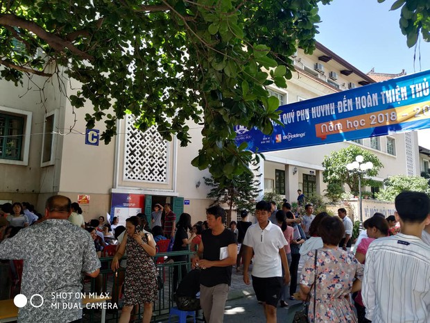 Trường Tạ Quang Bửu giải thích màn tăng điểm chuẩn như chơi chứng khoán là do phụ huynh chen chân nhau đến làm thủ tục - Ảnh 2.