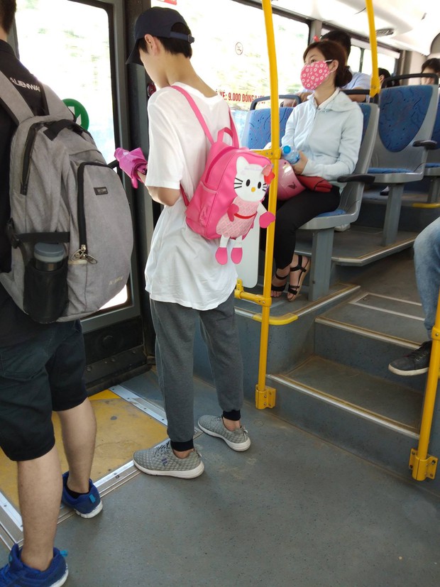 Thanh niên đeo balo hồng trên xe bus được 500 chị em ầm ầm xin link dù chỉ nhìn thấy... lưng - Ảnh 1.