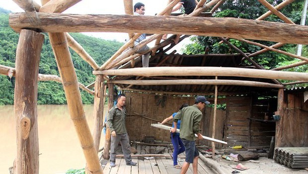 Người dân Nghệ An vội vã tháo nhà di tản khi thủy điện Bản Vẽ xả lũ - Ảnh 2.