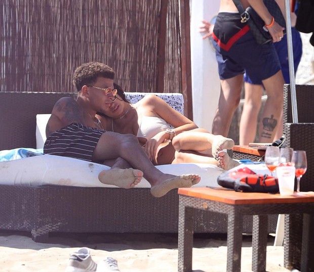 Sao tuyển Anh tận hưởng kỳ nghỉ bên cô bồ nóng bỏng ở hòn đảo thiên đường Ibiza - Ảnh 3.