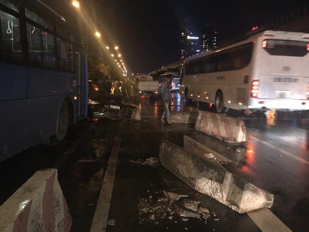 Xe buýt tông nát ô tô, nhiều hành khách hoảng loạn kêu cứu, xa lộ Hà Nội ùn ứ kéo dài - Ảnh 2.
