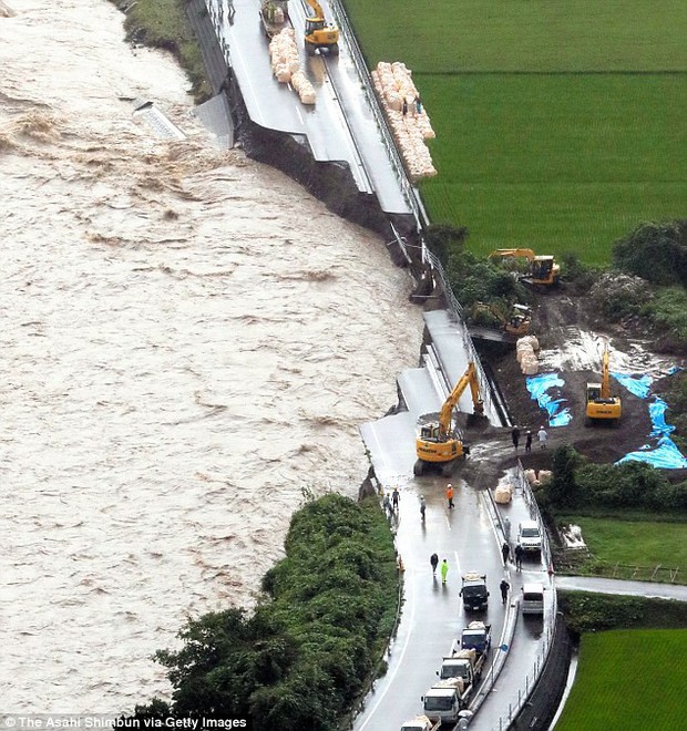 Những hình ảnh trong đợt mưa lũ kinh hoàng tại Nhật Bản khiến 38 người thiệt mạng, 50 người mất tích - Ảnh 1.