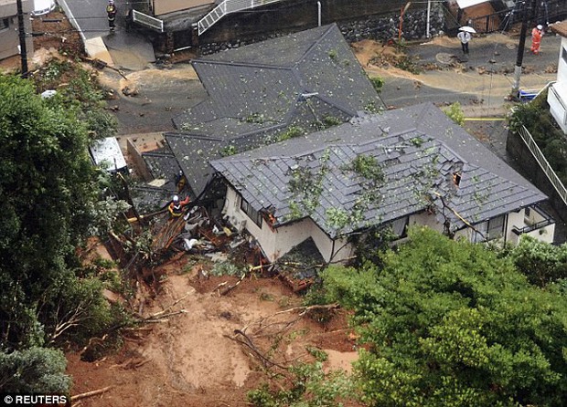 Những hình ảnh trong đợt mưa lũ kinh hoàng tại Nhật Bản khiến 38 người thiệt mạng, 50 người mất tích - Ảnh 2.