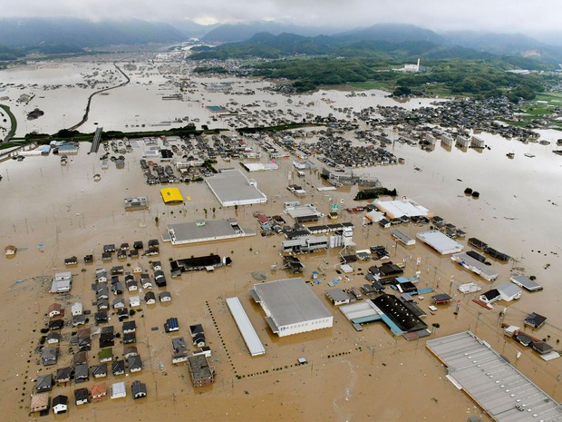 Những hình ảnh trong đợt mưa lũ kinh hoàng tại Nhật Bản khiến 38 người thiệt mạng, 50 người mất tích - Ảnh 13.