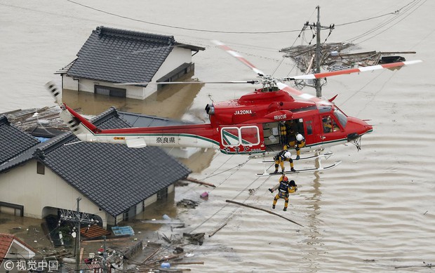Những hình ảnh trong đợt mưa lũ kinh hoàng tại Nhật Bản khiến 38 người thiệt mạng, 50 người mất tích - Ảnh 18.