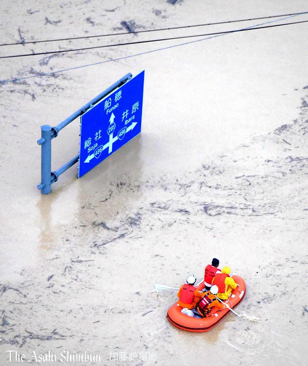 Những hình ảnh trong đợt mưa lũ kinh hoàng tại Nhật Bản khiến 38 người thiệt mạng, 50 người mất tích - Ảnh 19.